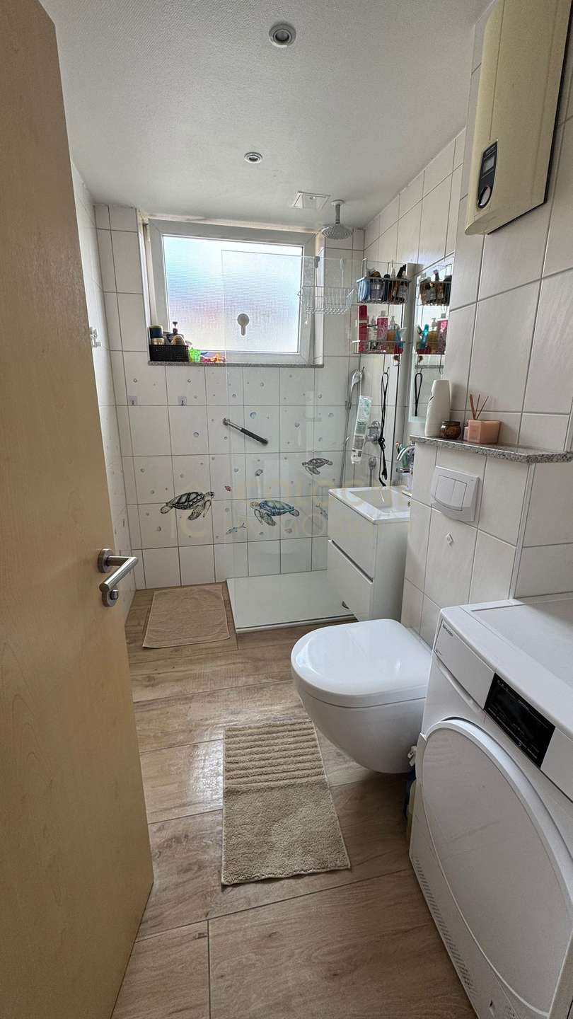 Geräumiges Badezimmer mit Anschluss für Waschmaschine/Trockner